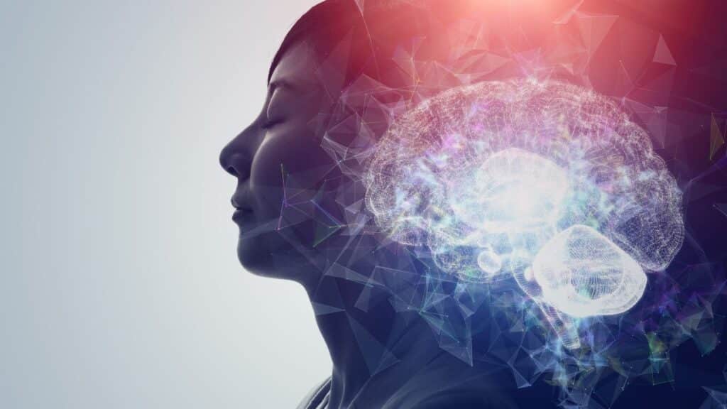Photo d'une femme en couleur bleu et rouge avec les yeux fermés et une image d'un cerveau