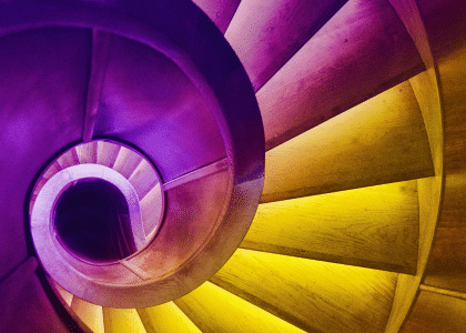un escalier en jaune et violet