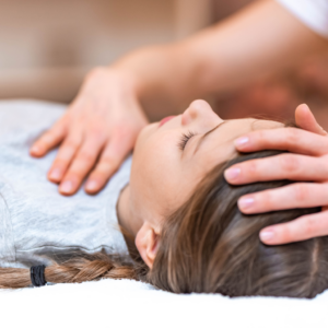 femme en consultation allongée