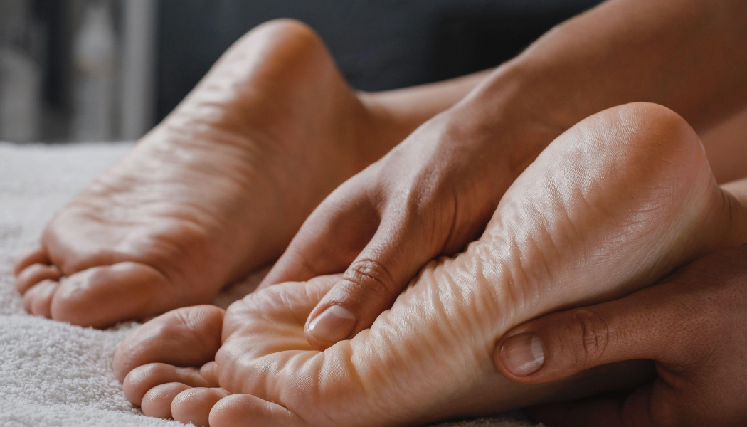 personne qui masse des pieds