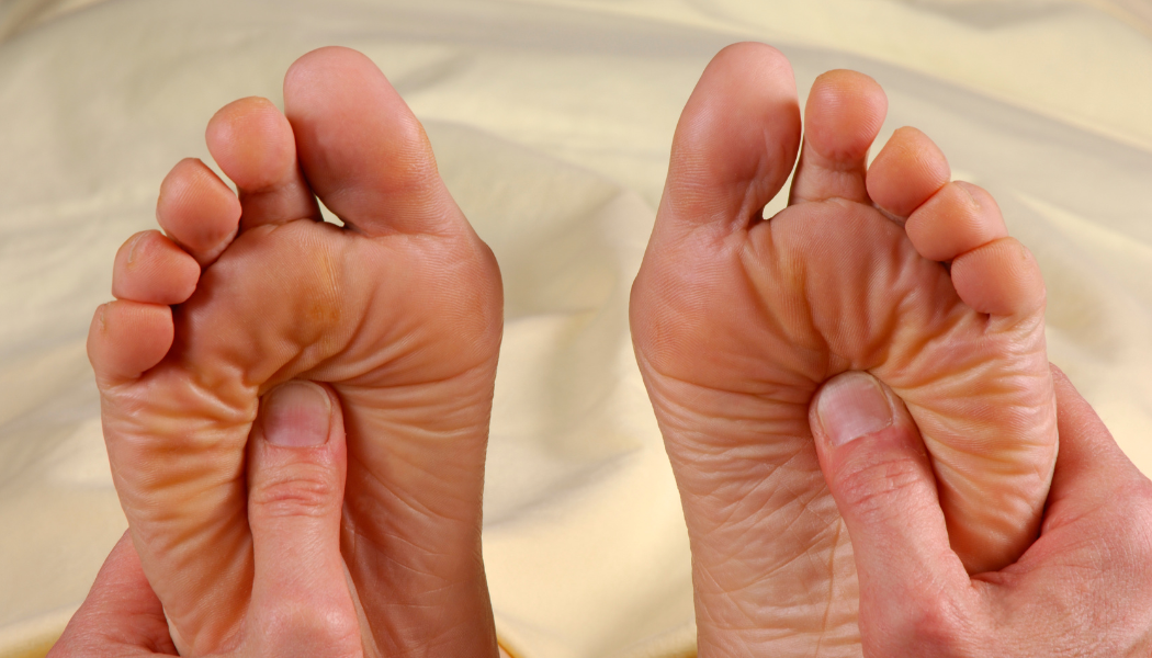 personne qui touche des pieds