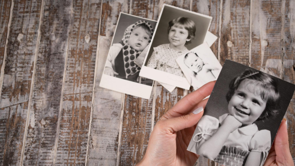 Photos d'enfance anciennes représentant les souvenirs et la mémoire émotionnelle explorés en hypnose de régression en âge